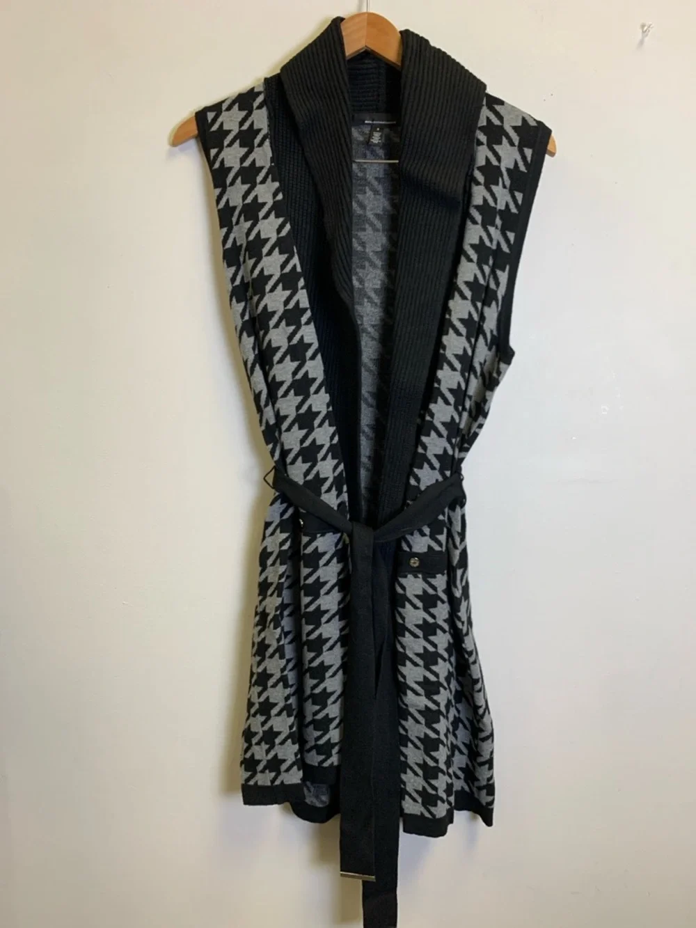 Houndstooth Knit Vest with Tie Belt - Black & Gray